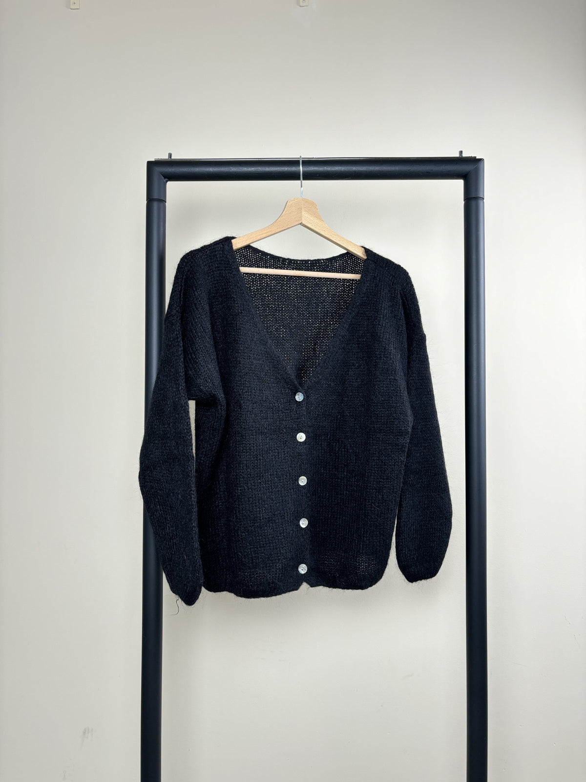 Women's knitted V-neck cardigan with long sleeves and front buttons