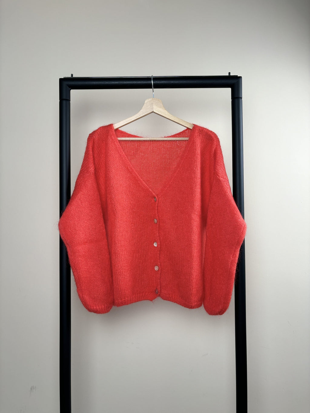 Women's knitted V-neck cardigan with long sleeves and front buttons