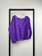 Women's knitted V-neck cardigan with long sleeves and front buttons