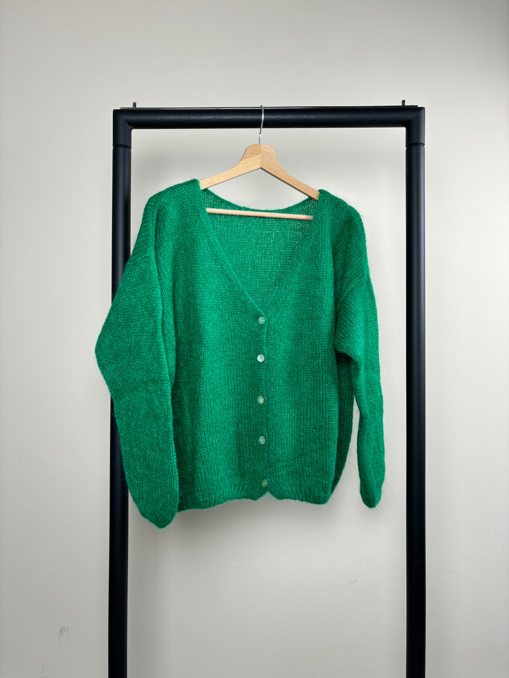 Women's knitted V-neck cardigan with long sleeves and front buttons