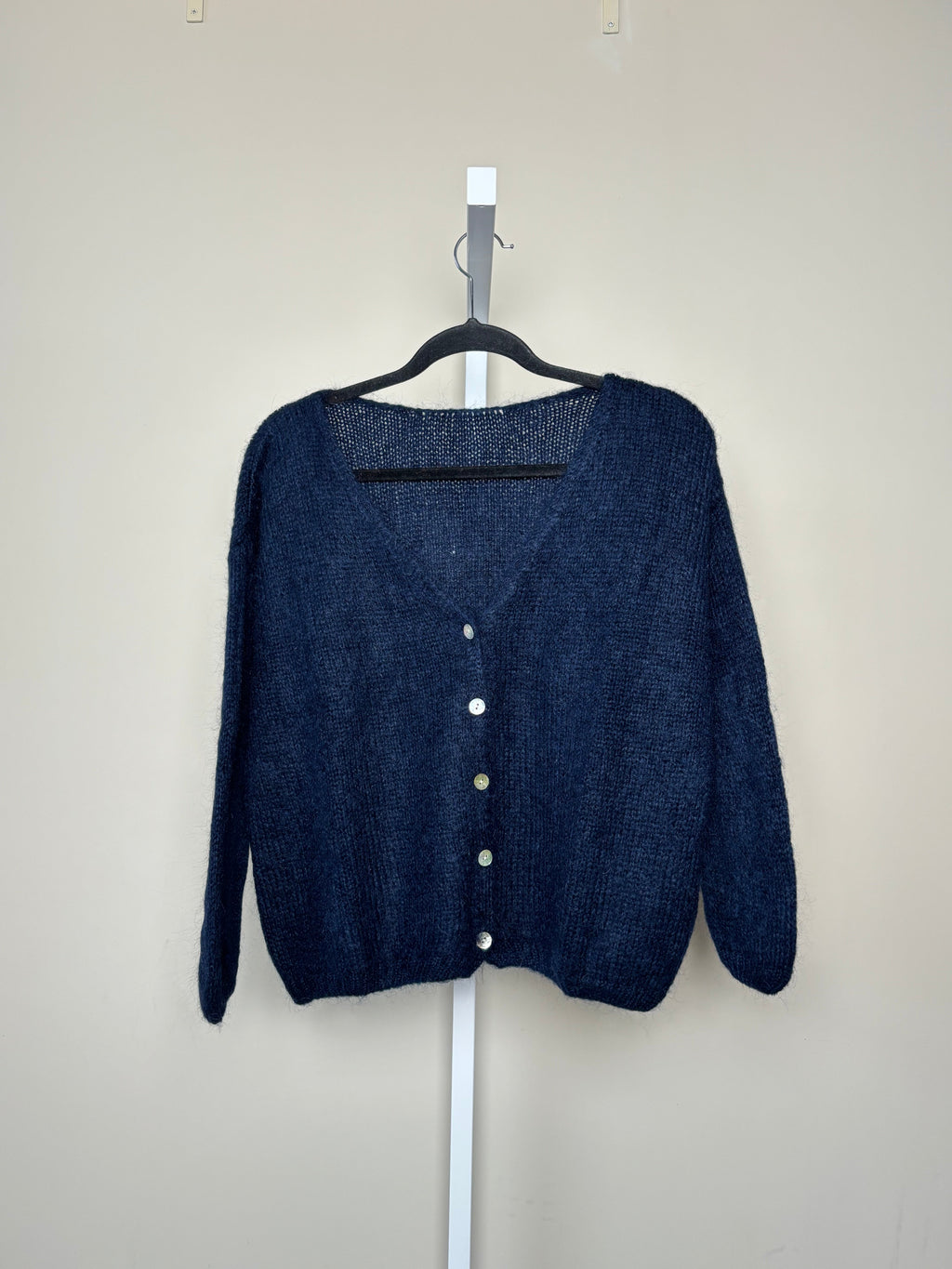 Women's knitted V-neck cardigan with long sleeves and front buttons