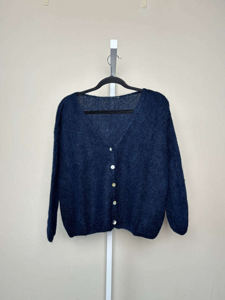 Women's knitted V-neck cardigan with long sleeves and front buttons