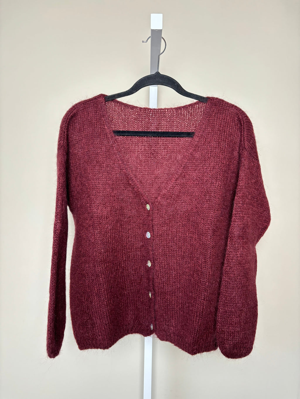 Women's knitted V-neck cardigan with long sleeves and front buttons