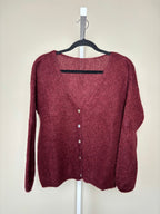 Women's knitted V-neck cardigan with long sleeves and front buttons