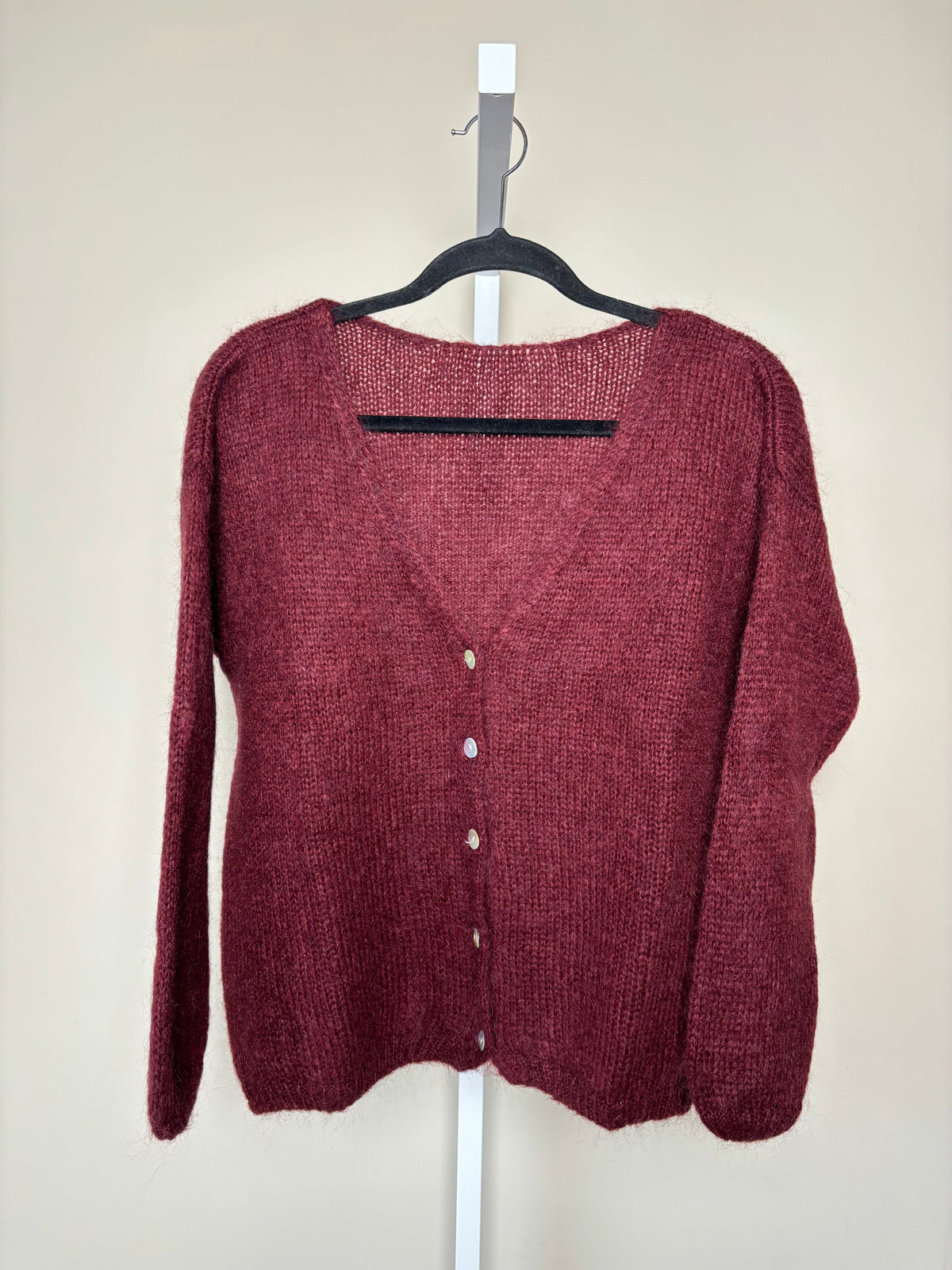 Women's knitted V-neck cardigan with long sleeves and front buttons