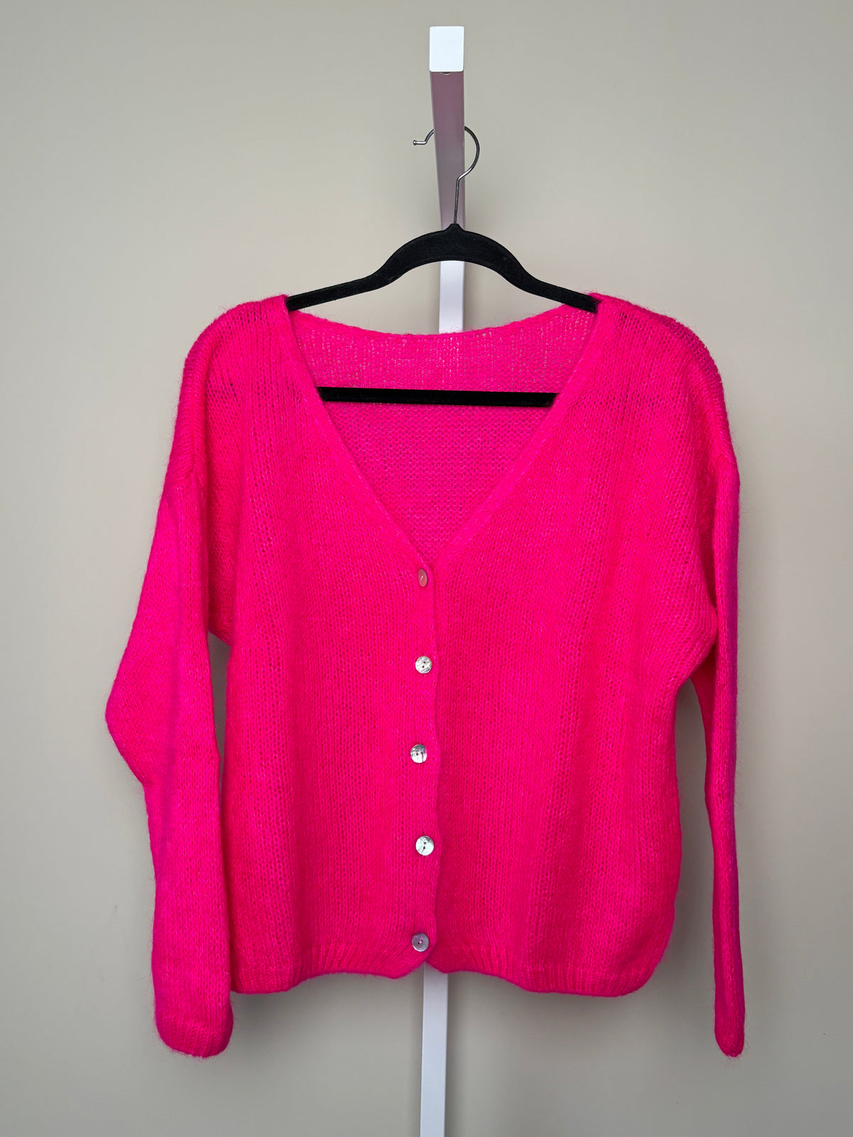 Women's knitted V-neck cardigan with long sleeves and front buttons