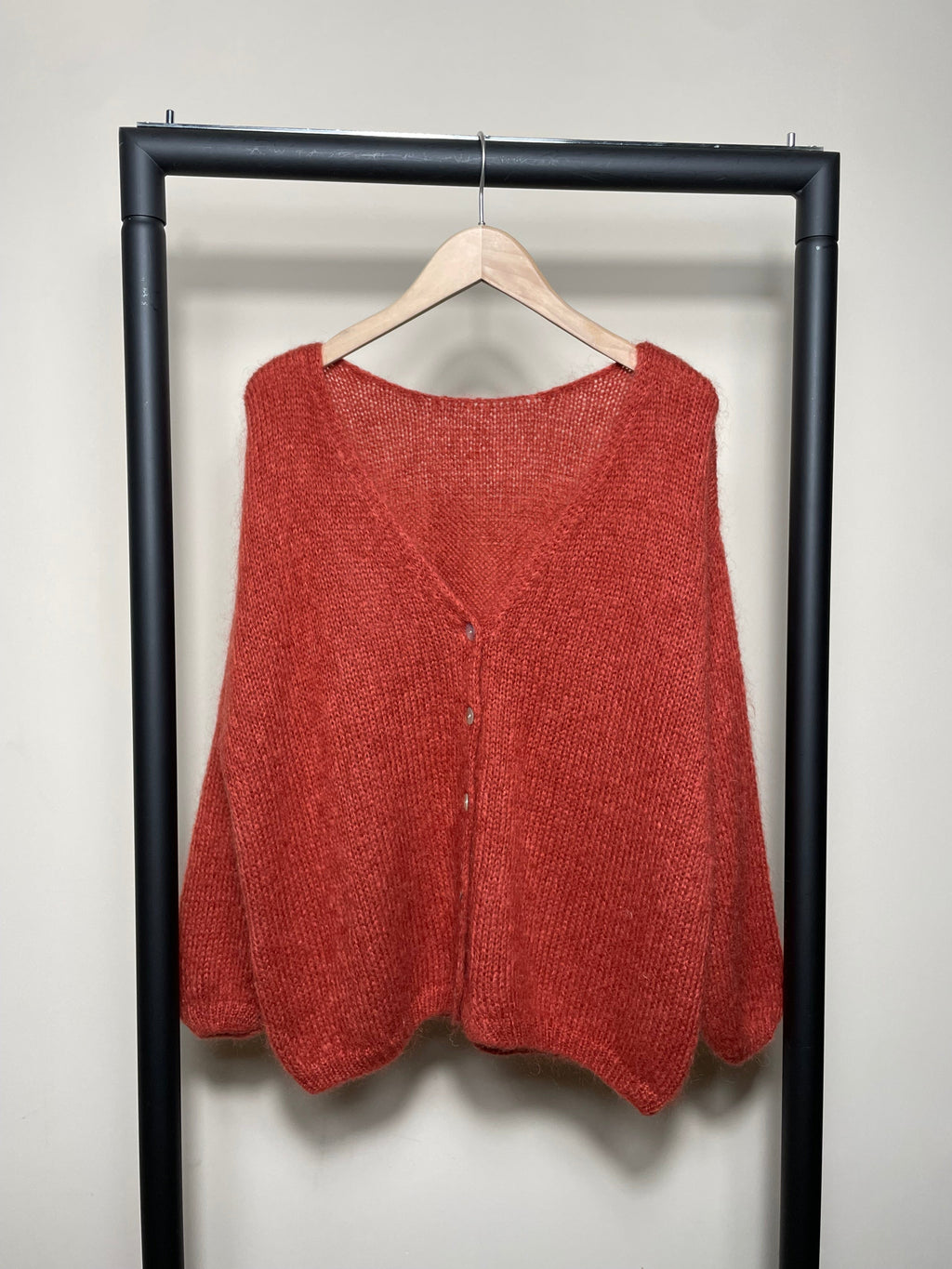 Women's knitted V-neck cardigan with long sleeves and front buttons