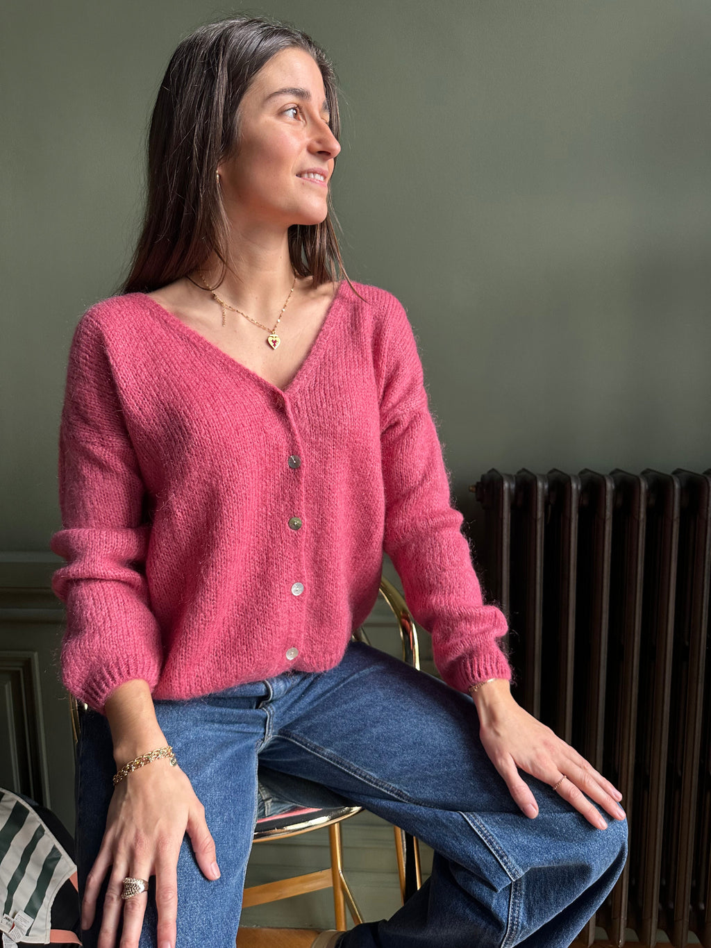 Women's knitted V-neck cardigan with long sleeves and front buttons