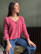 Women's knitted V-neck cardigan with long sleeves and front buttons