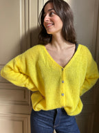Women's knitted V-neck cardigan with long sleeves and front buttons