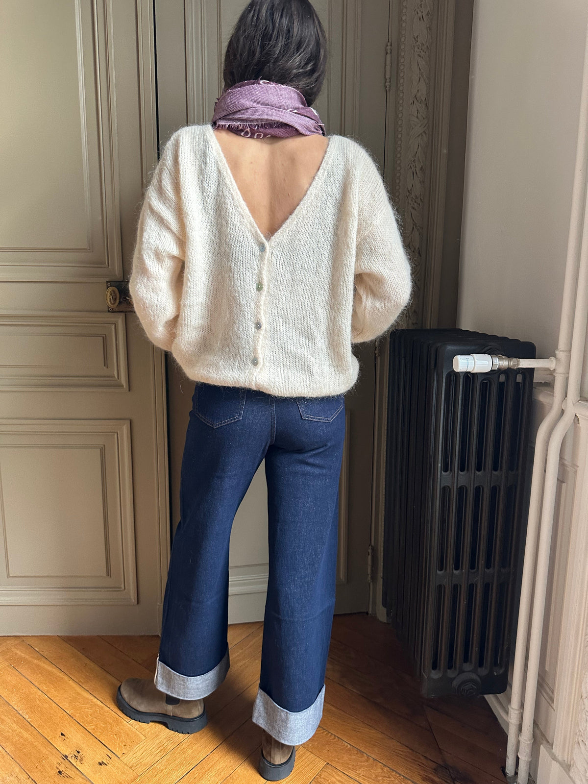 Women's knitted V-neck cardigan with long sleeves and front buttons