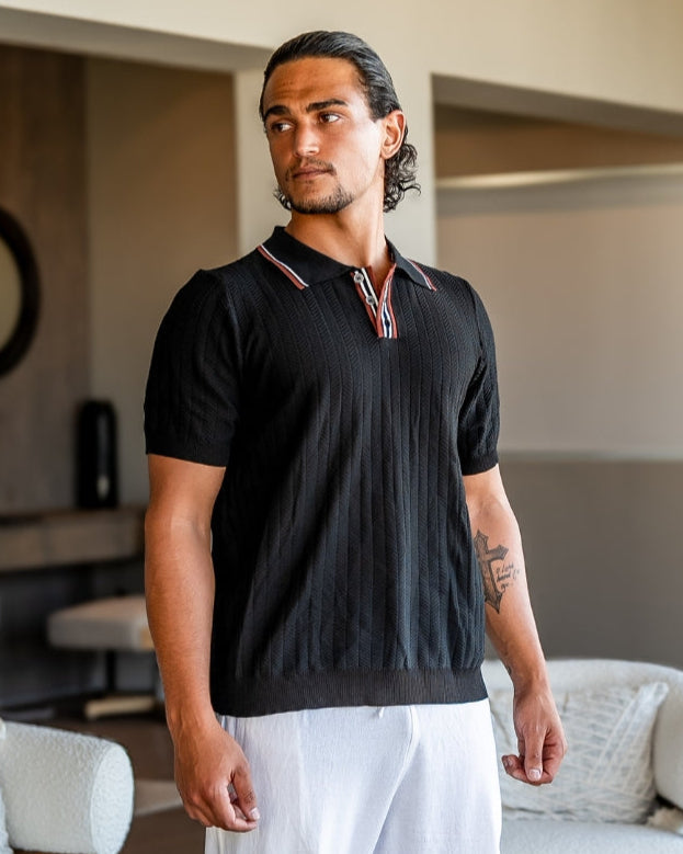 Men's short-sleeved textured knit polo shirt with contrast collar trim and button placket