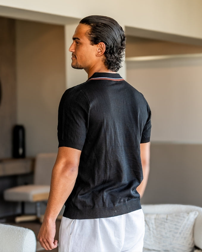 Men's short-sleeved textured knit polo shirt with contrast collar trim and button placket