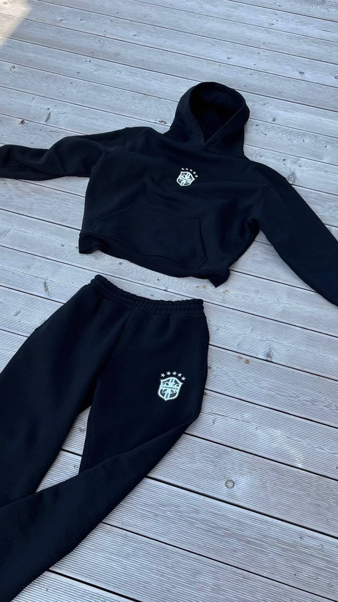 Men's hooded tracksuit set with crest details, pouch pocket and jogger trousers