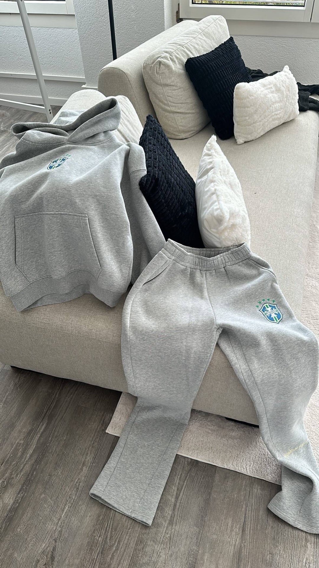 Men's hooded tracksuit set with crest details, pouch pocket and jogger trousers