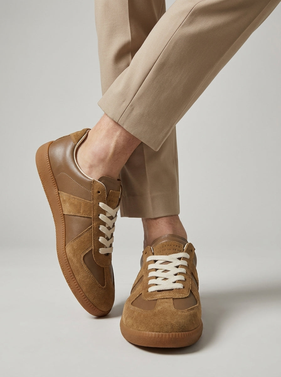 klassiske_herresneakers_med_ruskindsdetaljer_og_gummisal