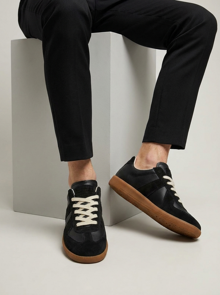 Men's retro low-top panel sneakers with cream laces and gum soles