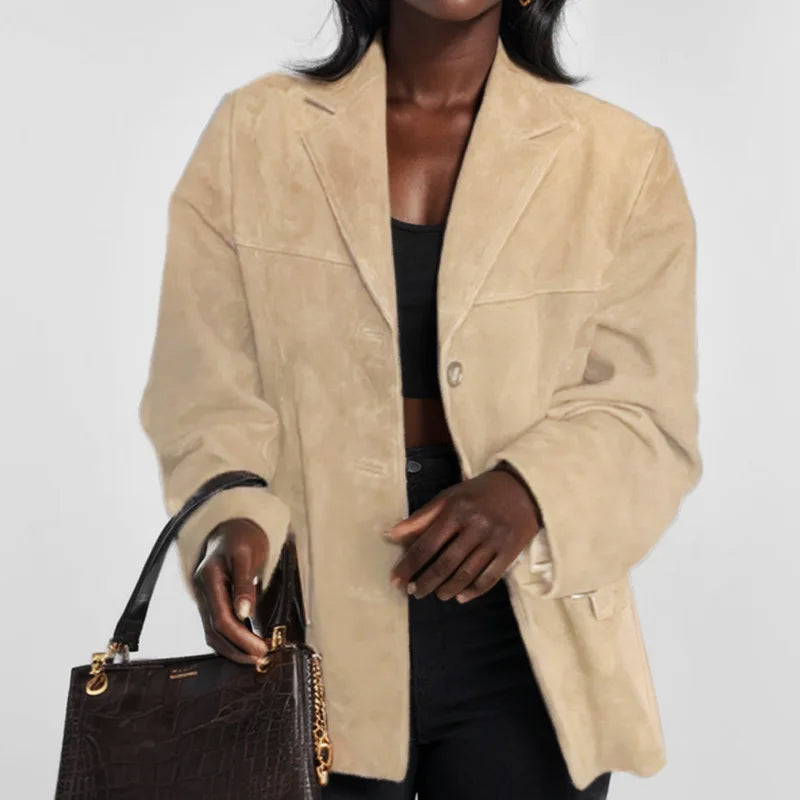 Women's blazer jacket with notched lapels, long sleeves and flap pockets