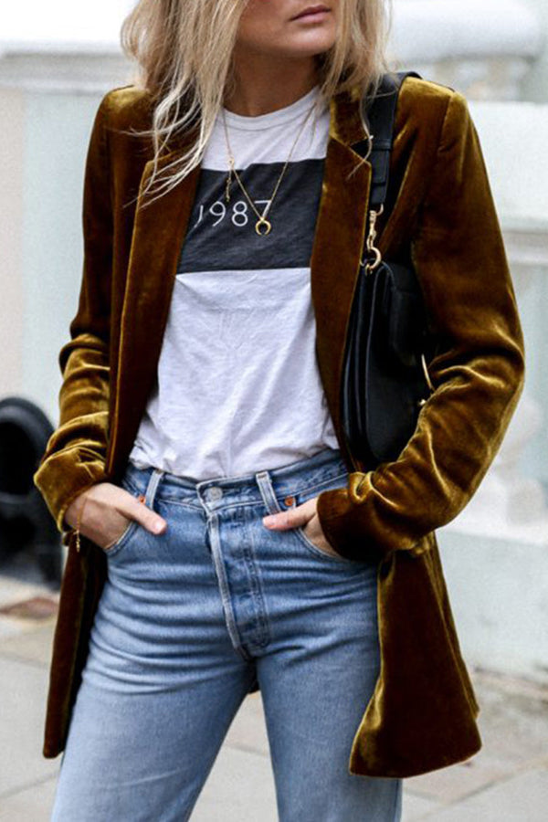 Women's velvet blazer with notched lapels and long sleeves