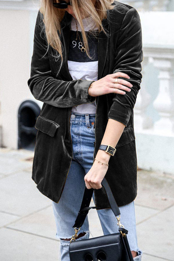 Women's velvet blazer with notched lapels and long sleeves