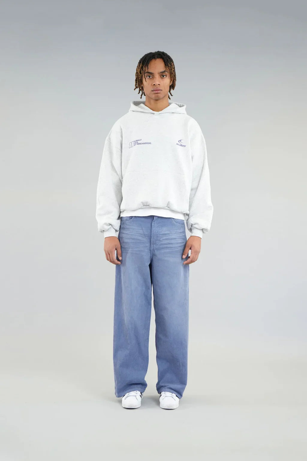 Unisex hooded sweatshirt with long sleeves, front pouch pocket and chest logo details