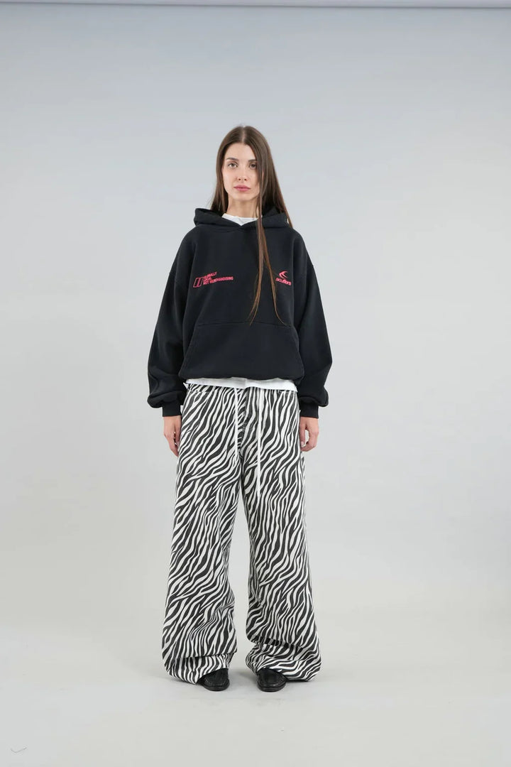 Unisex hooded sweatshirt with long sleeves, front pouch pocket and chest logo details