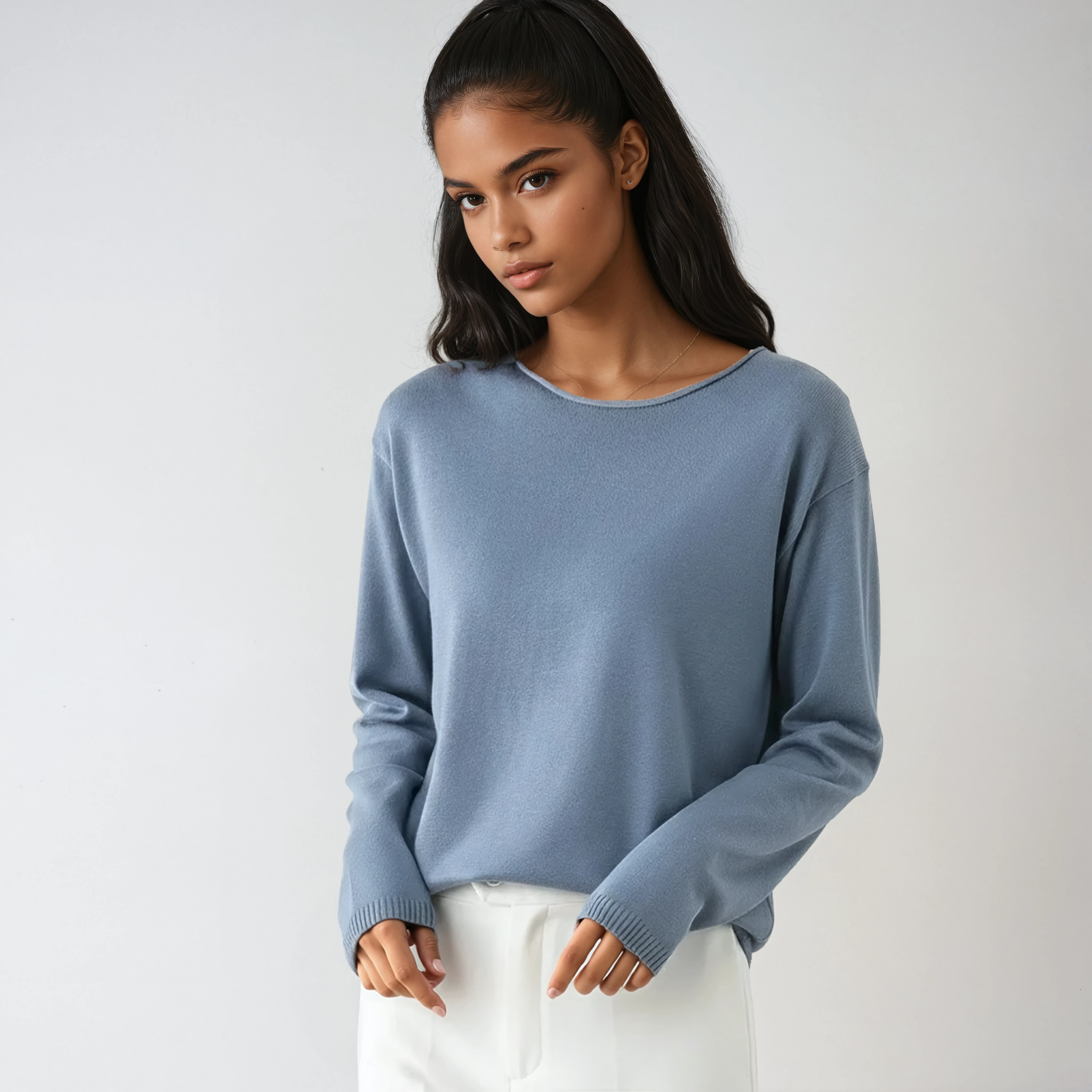 Women's fine knit sweater with round neck and long sleeves