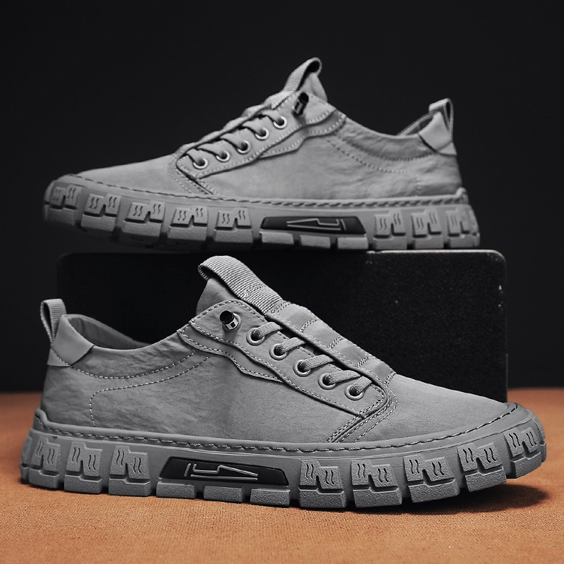 Low top lace-up sneakers with textured flat soles