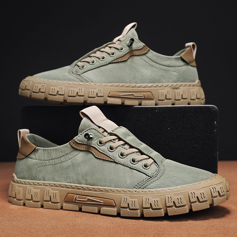 Low top lace-up sneakers with textured flat soles