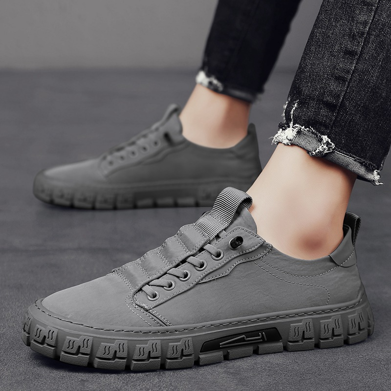 Low top lace-up sneakers with textured flat soles