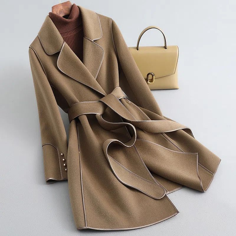 Women's belted trench coat with notched lapels, contrast piping and long sleeves