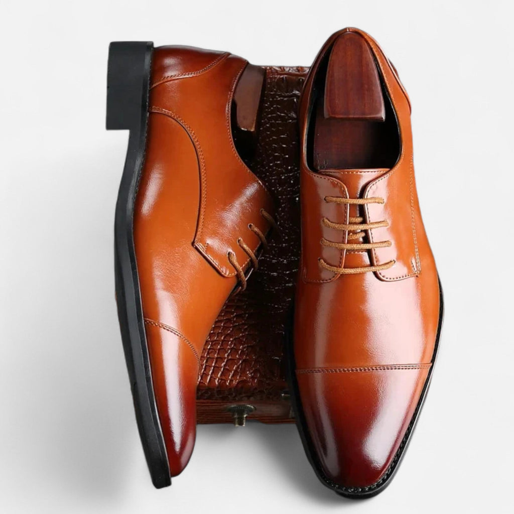 Men's lace-up Oxford shoes with polished finish and cap-toe detailing