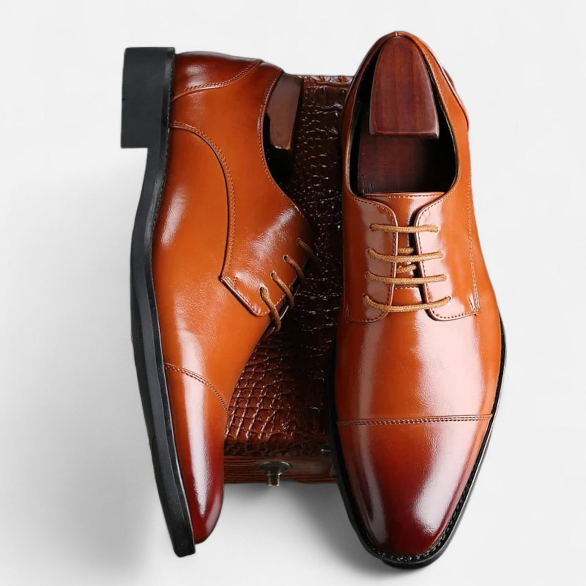 Men's lace-up Oxford shoes with polished finish and cap-toe detailing