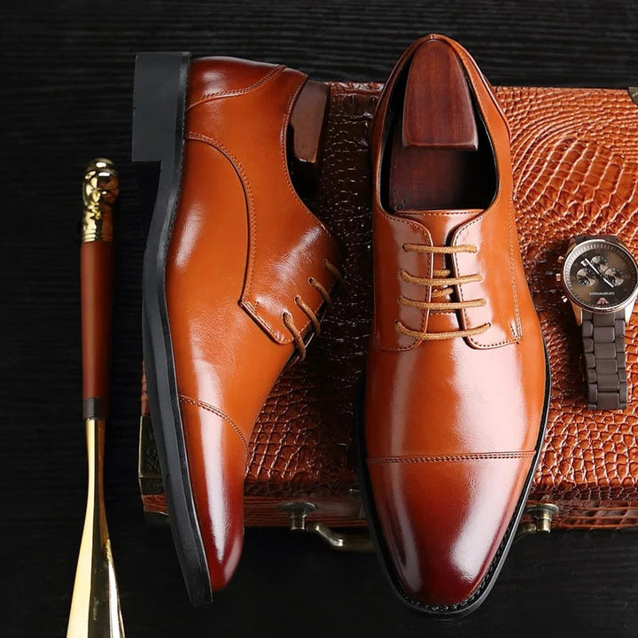Men's lace-up Oxford shoes with pointed toes and smooth finish
