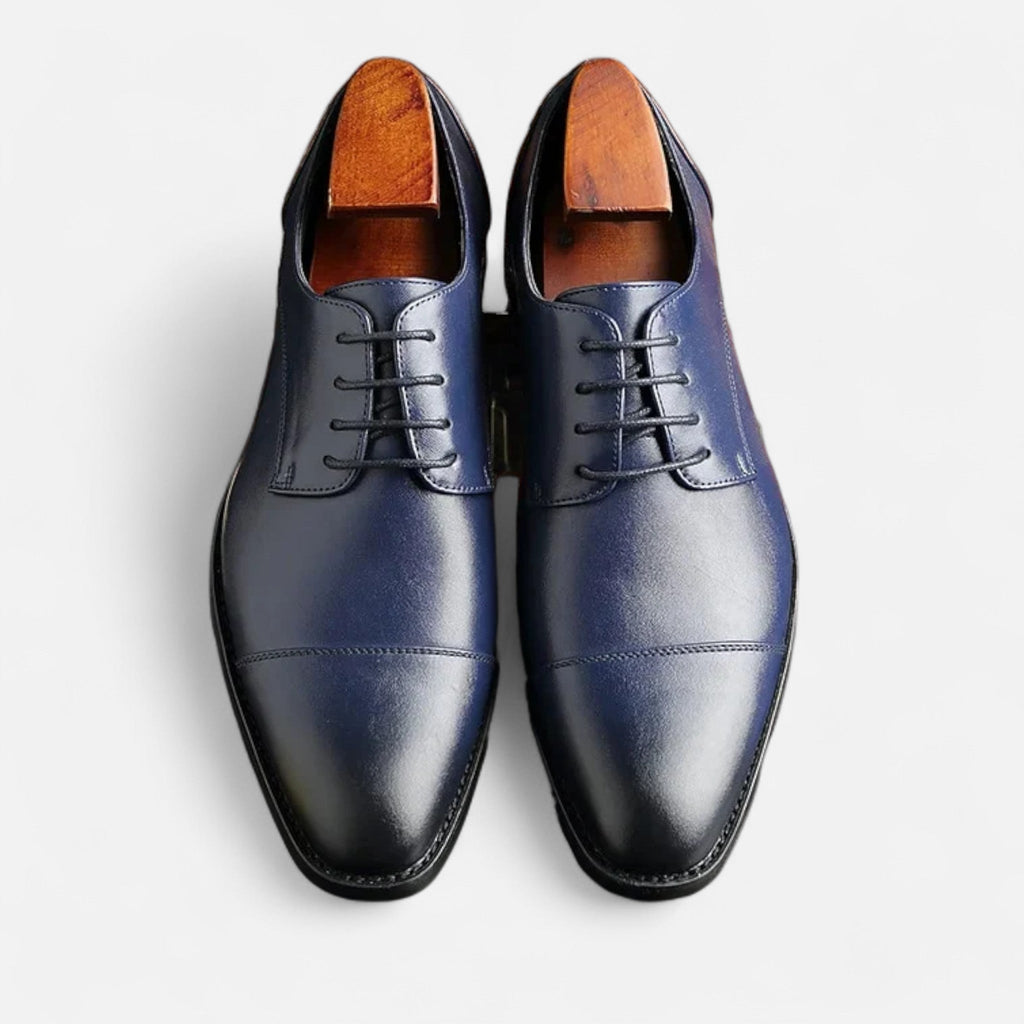 Men's lace-up Oxford shoes with polished finish and cap-toe detailing