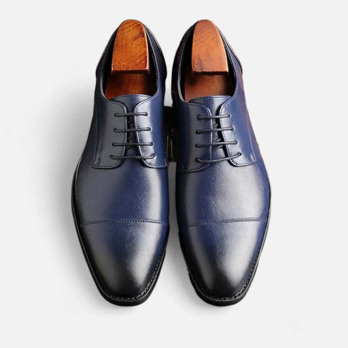 Men's lace-up Oxford shoes with polished finish and cap-toe detailing