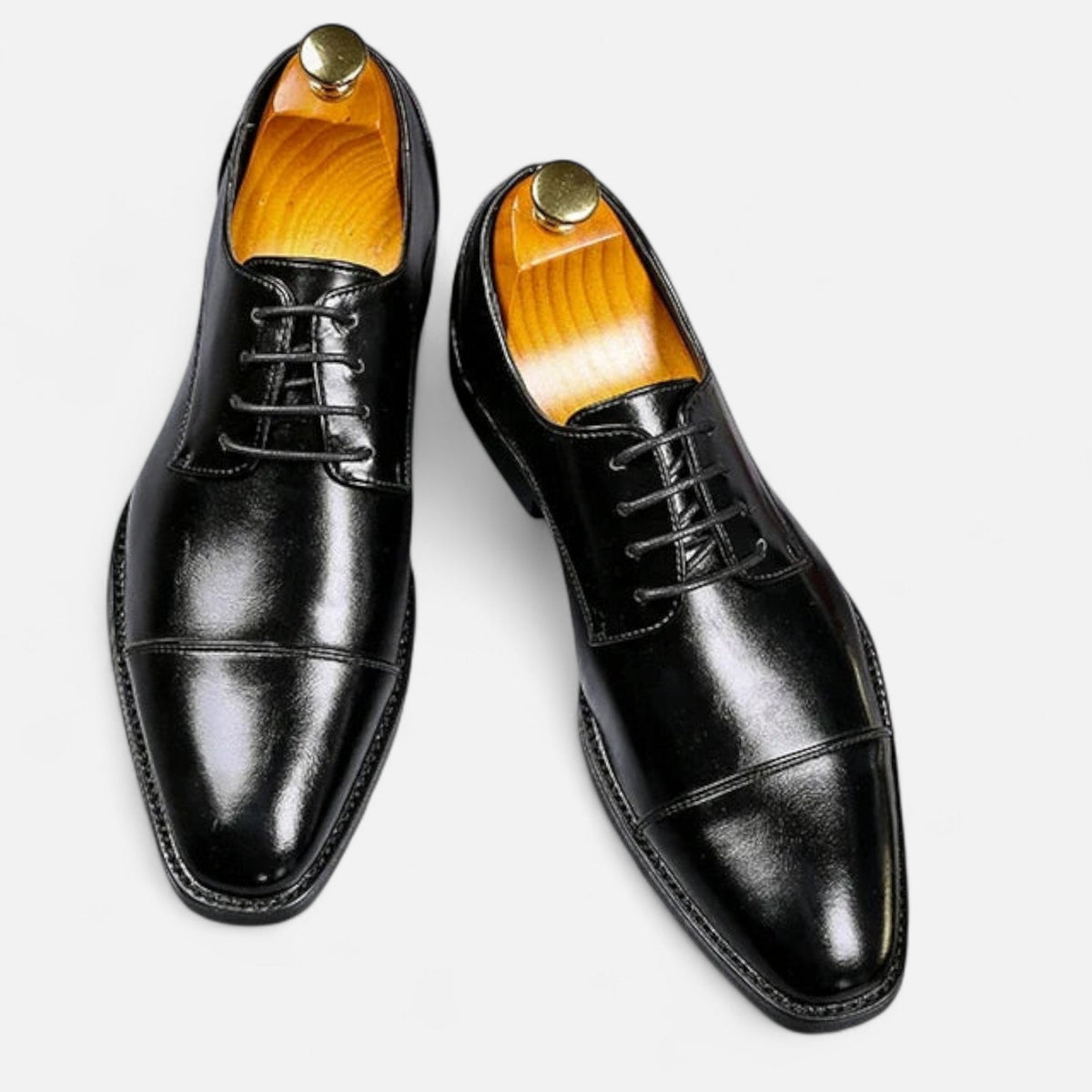 Men's lace-up Oxford shoes with polished finish and cap-toe detailing