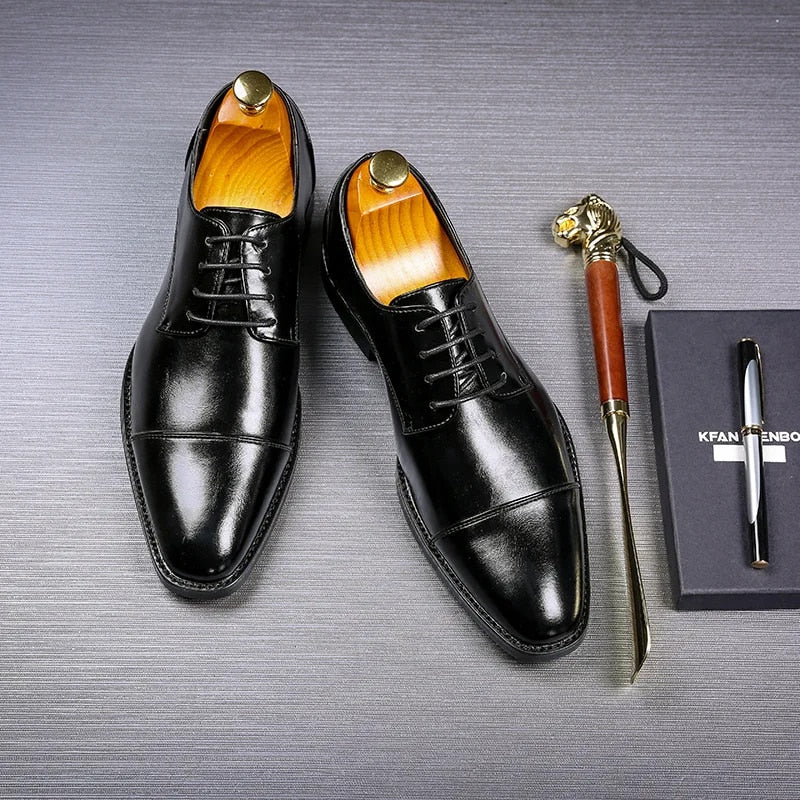 Men's lace-up Oxford shoes with pointed toes and smooth finish