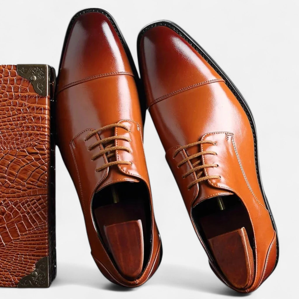 Men's lace-up Oxford shoes with polished finish and cap-toe detailing