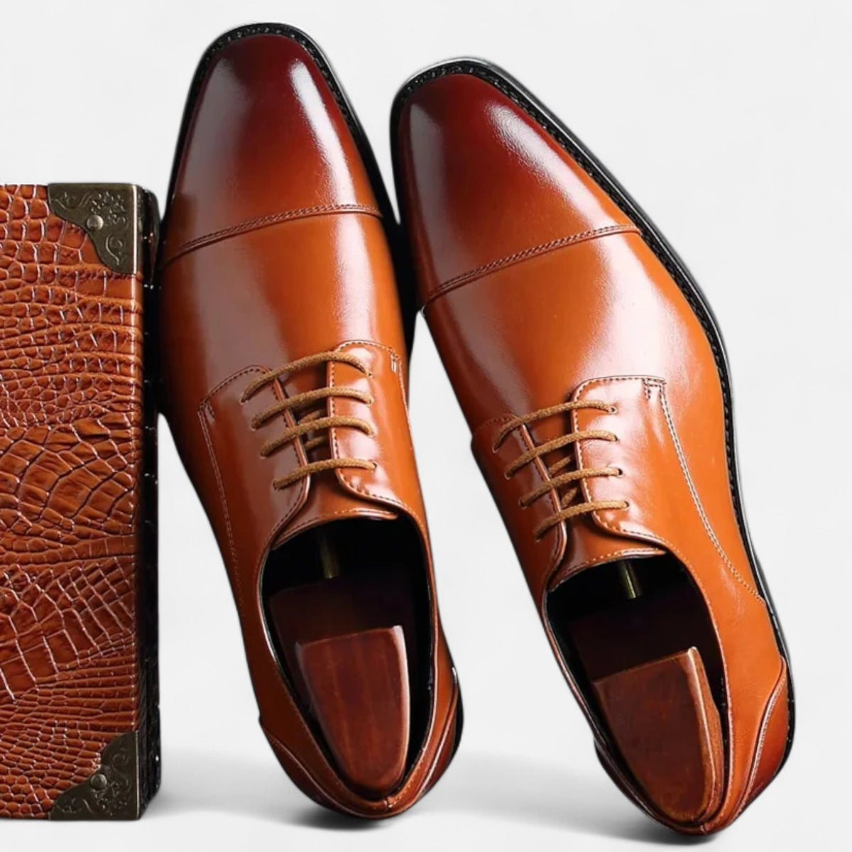 Men's lace-up Oxford shoes with polished finish and cap-toe detailing