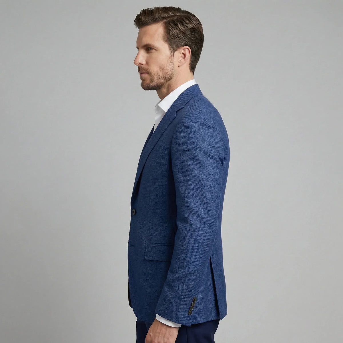 Men's single-breasted blazer with notched lapels and flap pockets