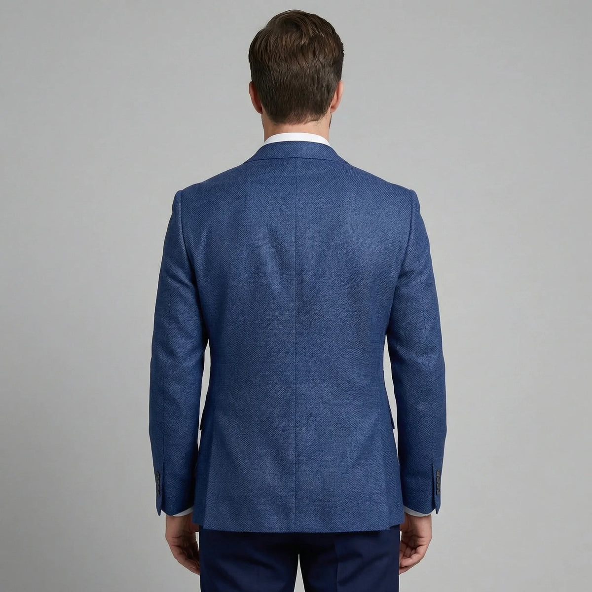 Men's single-breasted blazer with notched lapels and flap pockets