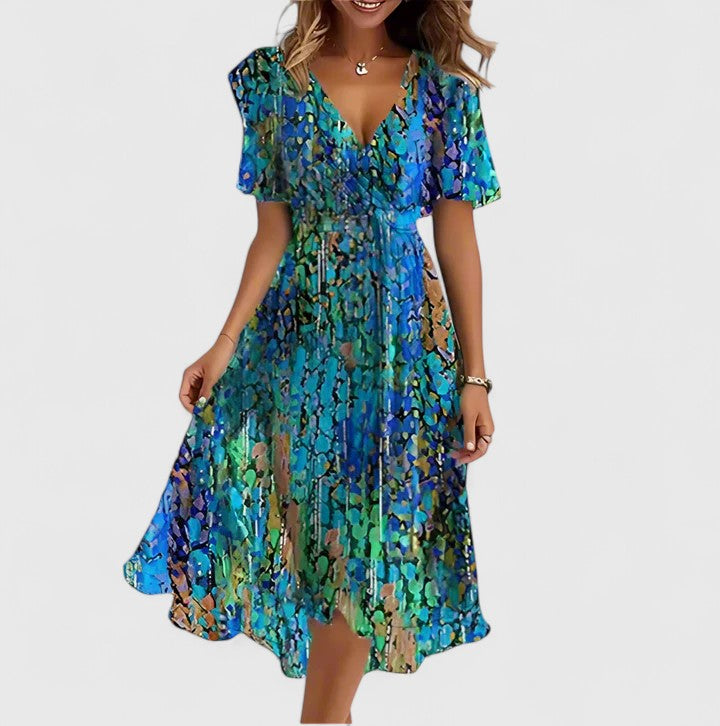 Women's floral short dress with V-neckline, short sleeves and ruched waist