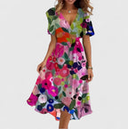 Women's floral short dress with V-neckline, short sleeves and ruched waist