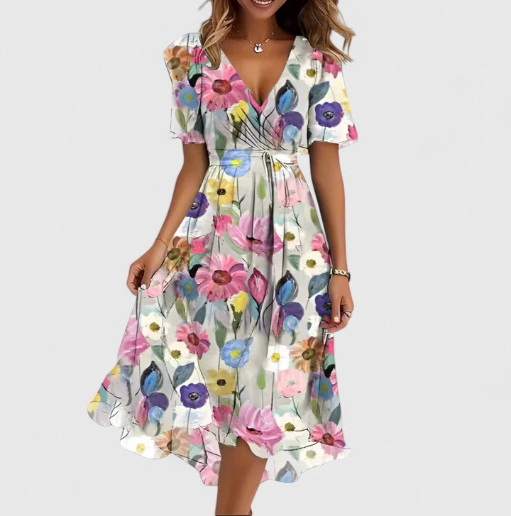 Women's floral short dress with V-neckline, short sleeves and ruched waist