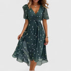 Women's floral short dress with V-neckline, short sleeves and ruched waist