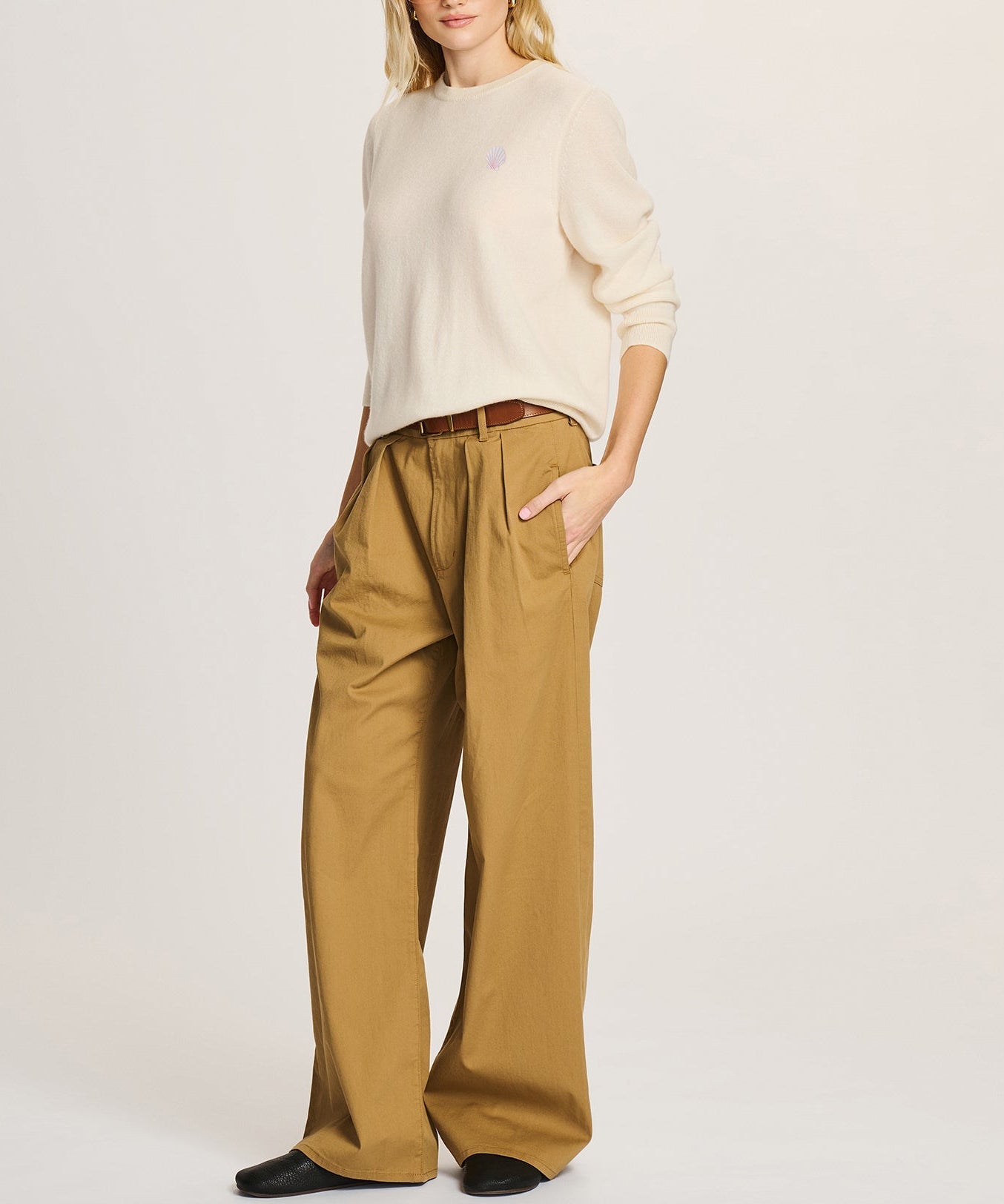 Women's white crew neck sweater with shell embroidery