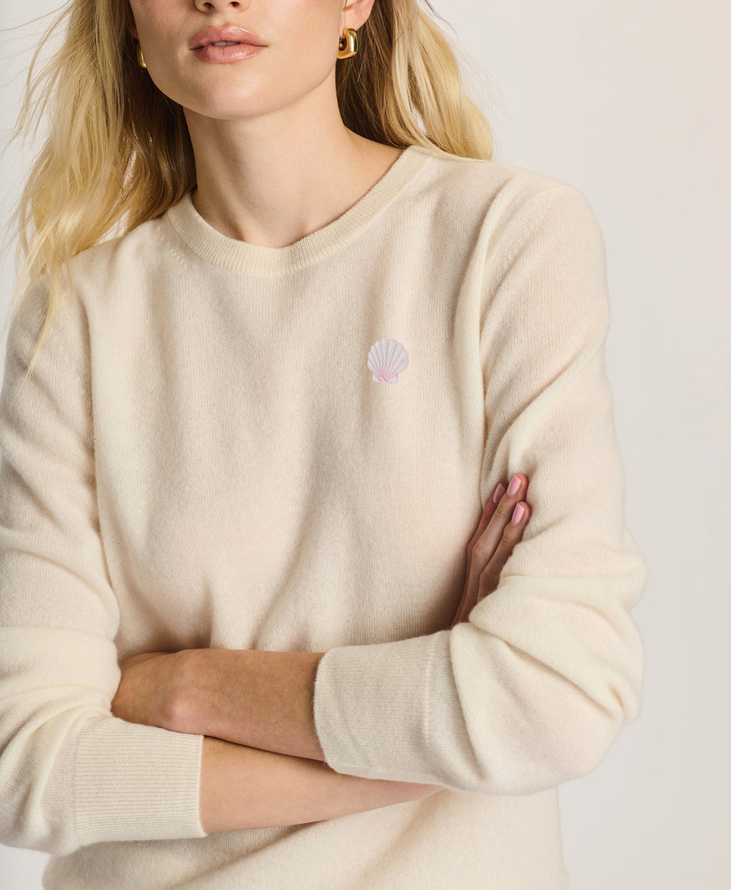 Women's white crew neck sweater with shell embroidery