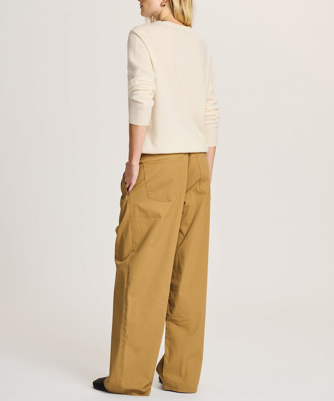 Women's white crew neck sweater with shell embroidery