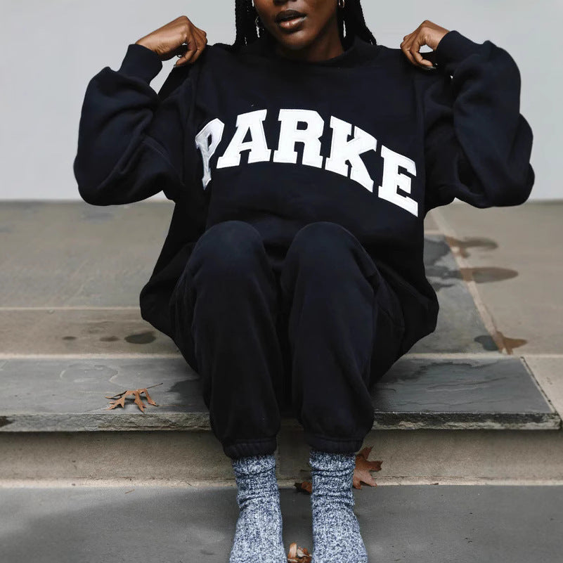 Women's oversized sweatshirt with mock neck, long sleeves and varsity lettering